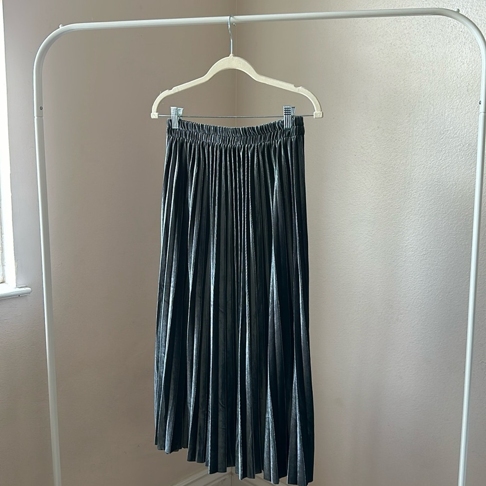 Ninexis Pleated Velvet Midi Skirt